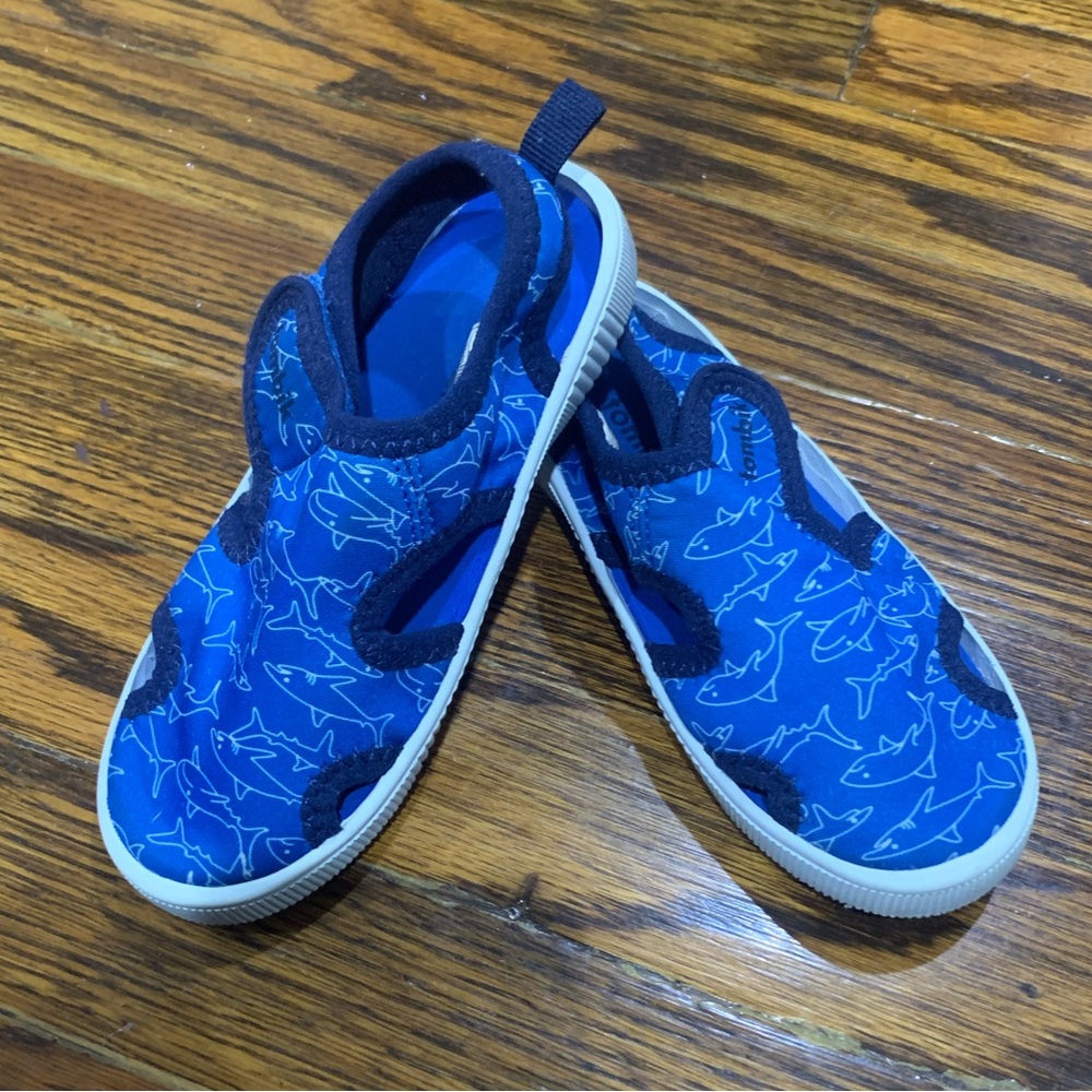 toddler boys size 10 Tombik blue w/ design water shoes